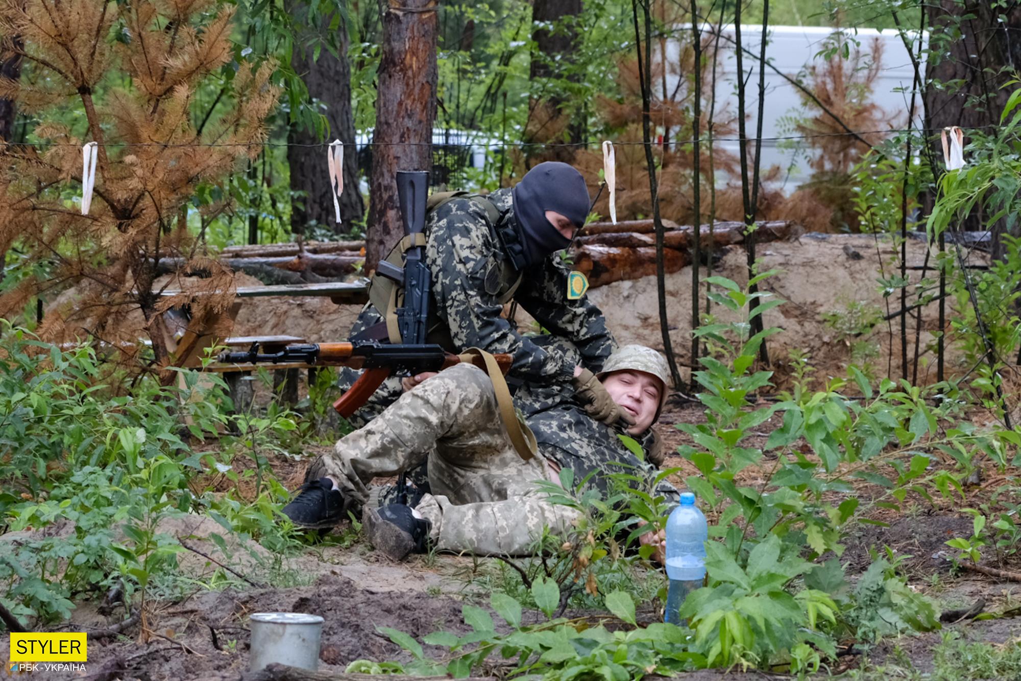 Тут ховалися 15 тисяч окупантів, а зараз тренуються бійці ТрО: сильні фото з навчального табору біля Бучі